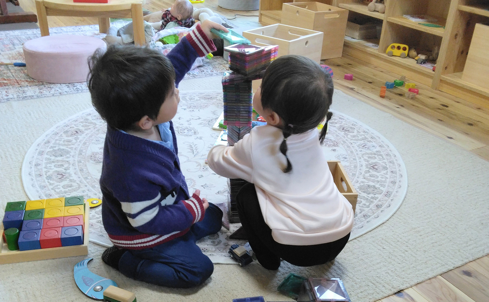 お友だちと一緒におもちゃ遊び