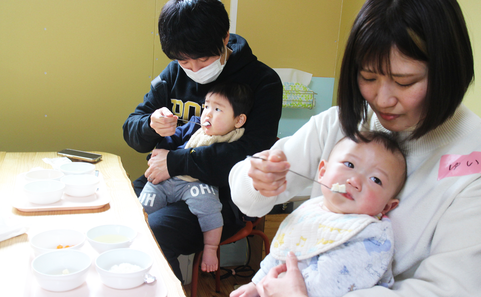 抱っこ食べを体験中