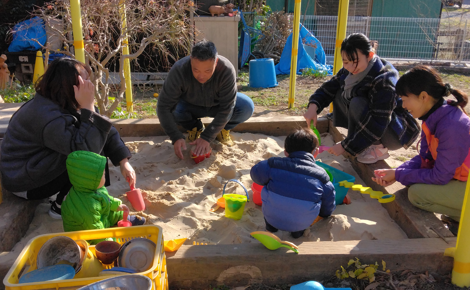 新しい虹の広場で砂場遊びト